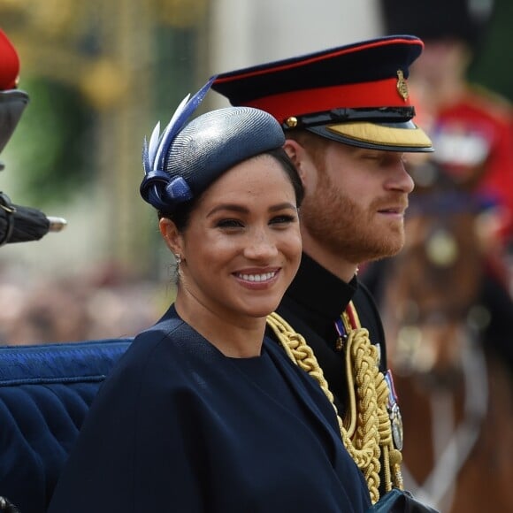 Meghan Markle, duchesse de Sussex, a fait son grand retour (en Givenchy) en public à l'occasion des célébrations de Trooping the Colour le 8 juin 2019 à Londres. En compagnie du prince Harry et de la duchesse Catherine de Cambridge lors de la procession, c'était sa première apparition publique depuis la naissance de son fils Archie, le 6 mai.