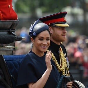 Meghan Markle, duchesse de Sussex, a fait son grand retour (en Givenchy) en public à l'occasion des célébrations de Trooping the Colour le 8 juin 2019 à Londres. En compagnie du prince Harry et de la duchesse Catherine de Cambridge lors de la procession, c'était sa première apparition publique depuis la naissance de son fils Archie, le 6 mai.