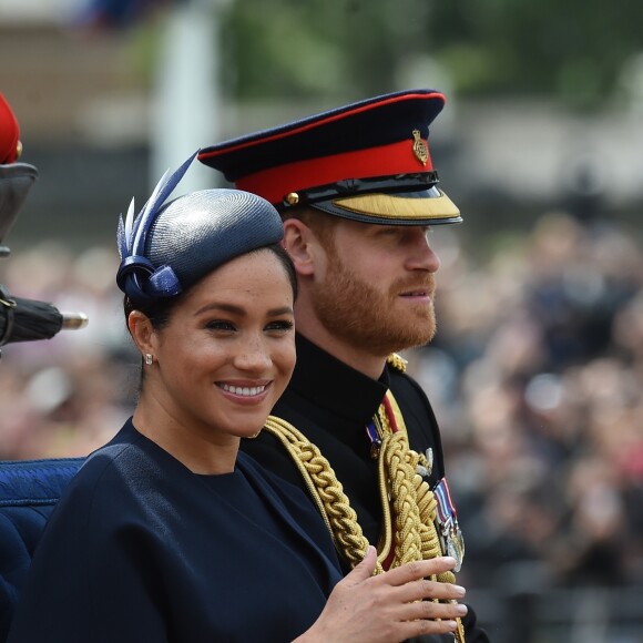 Meghan Markle, duchesse de Sussex, a fait son grand retour (en Givenchy) en public à l'occasion des célébrations de Trooping the Colour le 8 juin 2019 à Londres. En compagnie du prince Harry et de la duchesse Catherine de Cambridge lors de la procession, c'était sa première apparition publique depuis la naissance de son fils Archie, le 6 mai.