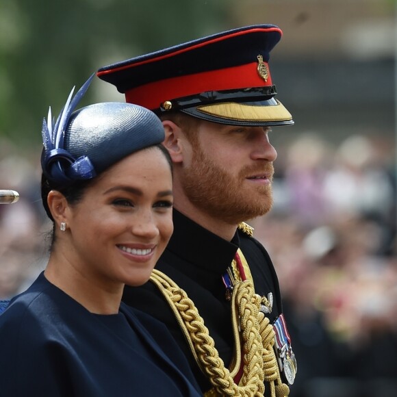 Meghan Markle, duchesse de Sussex, a fait son grand retour (en Givenchy) en public à l'occasion des célébrations de Trooping the Colour le 8 juin 2019 à Londres. En compagnie du prince Harry et de la duchesse Catherine de Cambridge lors de la procession, c'était sa première apparition publique depuis la naissance de son fils Archie, le 6 mai.