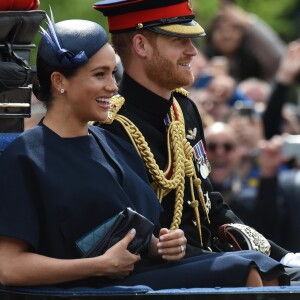 Meghan Markle, duchesse de Sussex, a fait son grand retour (en Givenchy) en public à l'occasion des célébrations de Trooping the Colour le 8 juin 2019 à Londres. En compagnie du prince Harry et de la duchesse Catherine de Cambridge lors de la procession, c'était sa première apparition publique depuis la naissance de son fils Archie, le 6 mai.