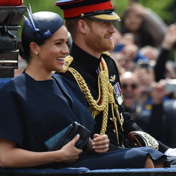 Meghan Markle, duchesse de Sussex, a fait son grand retour (en Givenchy) en public à l'occasion des célébrations de Trooping the Colour le 8 juin 2019 à Londres. En compagnie du prince Harry et de la duchesse Catherine de Cambridge lors de la procession, c'était sa première apparition publique depuis la naissance de son fils Archie, le 6 mai.