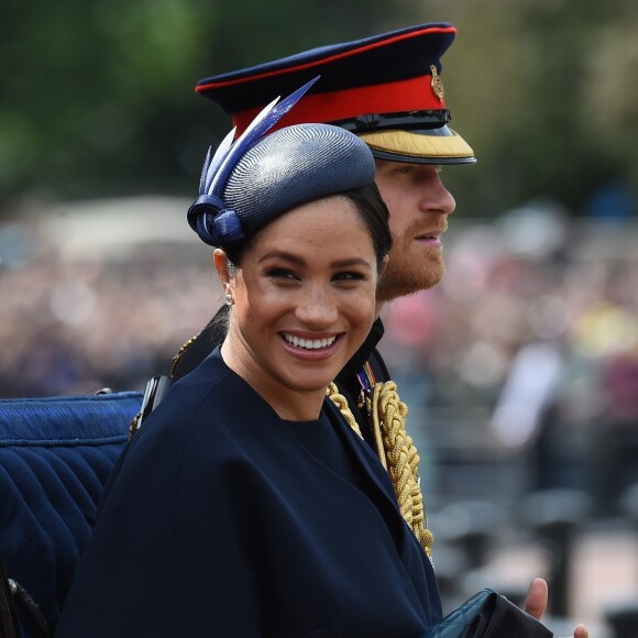 Meghan Markle, duchesse de Sussex, a fait son grand retour (en Givenchy) en public à l'occasion des célébrations de Trooping the Colour le 8 juin 2019 à Londres. En compagnie du prince Harry et de la duchesse Catherine de Cambridge lors de la procession, c'était sa première apparition publique depuis la naissance de son fils Archie, le 6 mai.