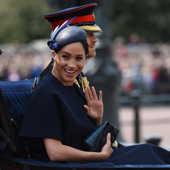 Meghan Markle, duchesse de Sussex, a fait son grand retour (en Givenchy) en public à l'occasion des célébrations de Trooping the Colour le 8 juin 2019 à Londres. En compagnie du prince Harry et de la duchesse Catherine de Cambridge lors de la procession, c'était sa première apparition publique depuis la naissance de son fils Archie, le 6 mai.