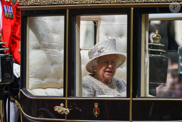 La reine Elizabeth II dans le carrosse d'Etat écossais lors de la parade Trooping the Colour 2019 à Londres le 8 juin 2019.