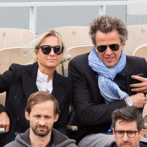Anne-Sophie Lapix et son mari Arthur Sadoun assistent à la demi-finale simple messieurs Djokovic - Thiem lors des internationaux de France de tennis de Roland Garros à Paris, France, le 8 juin 2019.