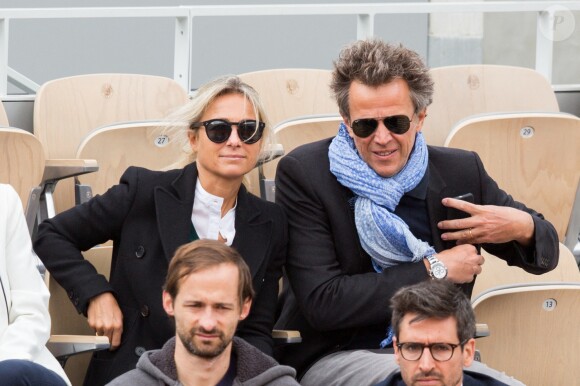 Anne-Sophie Lapix et son mari Arthur Sadoun assistent à la demi-finale simple messieurs Djokovic - Thiem lors des internationaux de France de tennis de Roland Garros à Paris, France, le 8 juin 2019.