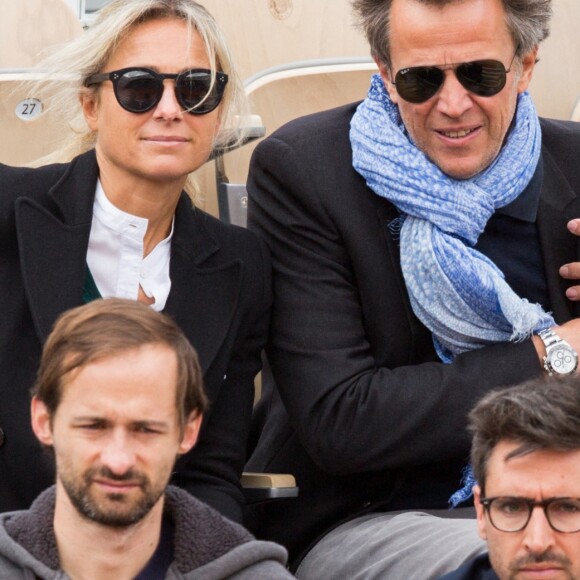Anne-Sophie Lapix et son mari Arthur Sadoun assistent à la demi-finale simple messieurs Djokovic - Thiem lors des internationaux de France de tennis de Roland Garros à Paris, France, le 8 juin 2019.