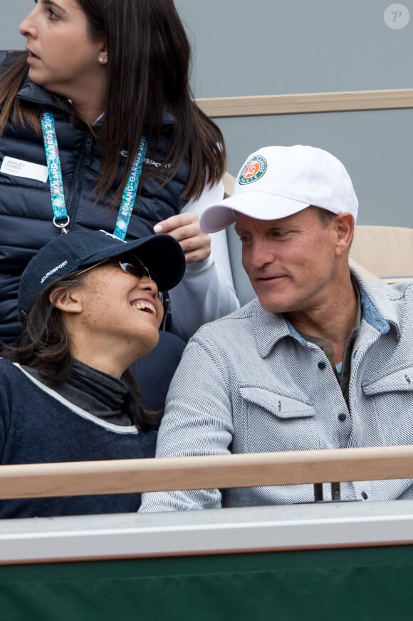 Woody Harrelson et sa femme Laura Louie dans les tribunes des internationaux de France de tennis de Roland Garros à Paris, France, le 8 juin 2019. © Jacovides / Moreau/Bestimage