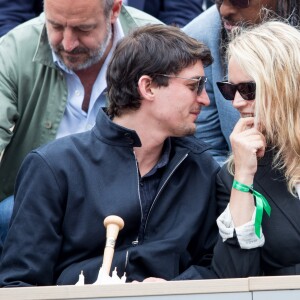 Virginie Efira et son compagnon Niels Schneider dans les tribunes des internationaux de France de tennis de Roland Garros à Paris, France, le 8 juin 2019. © Jacovides / Moreau/Bestimage