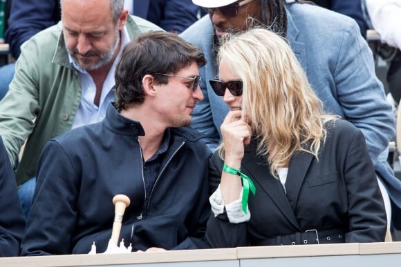 Virginie Efira et son compagnon Niels Schneider dans les tribunes des internationaux de France de tennis de Roland Garros à Paris, France, le 8 juin 2019. © Jacovides / Moreau/Bestimage