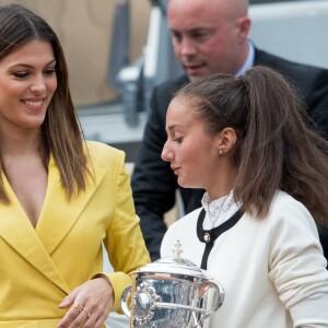 Iris Mittenaere présente le trophée du vainqueur simple dames dans les tribunes des internationaux de France de tennis de Roland Garros à Paris, France, le 8 juin 2019. © Jacovides / Moreau/Bestimage