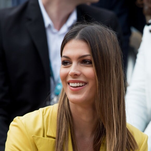 Iris Mittenaere présente le trophée du vainqueur simple dames dans les tribunes des internationaux de France de tennis de Roland Garros à Paris, France, le 8 juin 2019. © Jacovides / Moreau/Bestimage