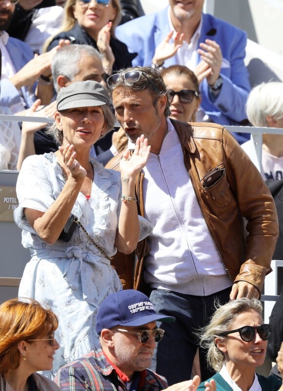 Mads Mikkelsen et sa femme Hanne dans les tribunes des internationaux de France de tennis de Roland Garros à Paris, France, le 8 juin 2019. © Jacovides / Moreau/Bestimage