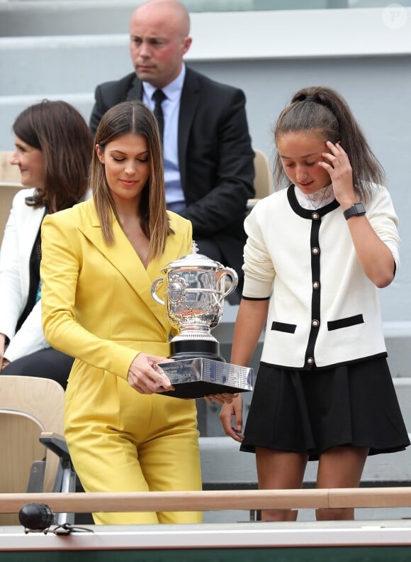 Iris Mittenaere présente le trophée du vainqueur simple dames dans les tribunes des internationaux de France de tennis de Roland Garros à Paris, France, le 8 juin 2019. © Jacovides / Moreau/Bestimage