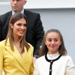 Iris Mittenaere présente le trophée du vainqueur simple dames dans les tribunes des internationaux de France de tennis de Roland Garros à Paris, France, le 8 juin 2019. © Jacovides / Moreau/Bestimage