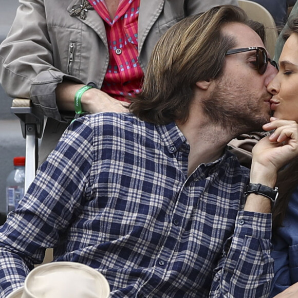 Ophélie Meunier (enceinte) et son mari Mathieu Vergne dans les tribunes des internationaux de France de tennis de Roland Garros à Paris, France, le 8 juin 2019. © Gwendoline Le Goff/Panoramic/Bestimage