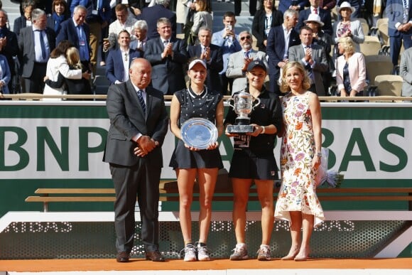L'australienne Ashleigh Barty remporte face à la Tchèque M. Vondrousova la finale dames lors des internationaux de France de tennis de Roland Garros 2019 à Paris le 8 juin 2019. © JB Autisier / Panoramic / Bestimage