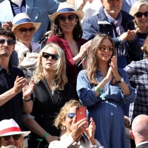 Niels Schneider et sa compagne Virginie Efira, Ophélie Meunier (enceinte) et son mari Mathieu Vergne dans les tribunes des internationaux de France de tennis de Roland Garros à Paris, France, le 8 juin 2019. © Jacovides / Moreau/Bestimage