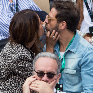 Christophe Maé et Nadège Sarron - People dans les tribunes lors de la finale messieurs des internationaux de France de tennis de Roland Garros 2019 à Paris le 9 juin 2019. © Jacovides-Moreau/Bestimage