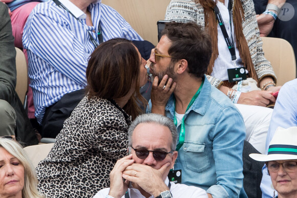 Christophe Maé et Nadège Sarron - People dans les tribunes lors de la finale messieurs des internationaux de France de tennis de Roland Garros 2019 à Paris le 9 juin 2019. © Jacovides-Moreau/Bestimage