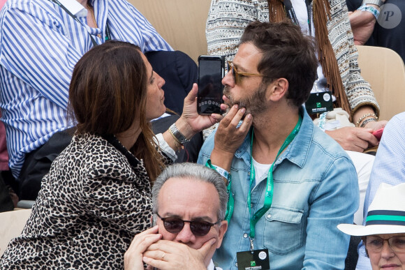 Christophe Maé et Nadège Sarron - People dans les tribunes lors de la finale messieurs des internationaux de France de tennis de Roland Garros 2019 à Paris le 9 juin 2019. © Jacovides-Moreau/Bestimage