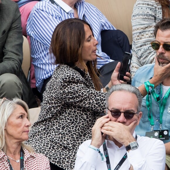 Christophe Maé et Nadège Sarron - People dans les tribunes lors de la finale messieurs des internationaux de France de tennis de Roland Garros 2019 à Paris le 9 juin 2019. © Jacovides-Moreau/Bestimage