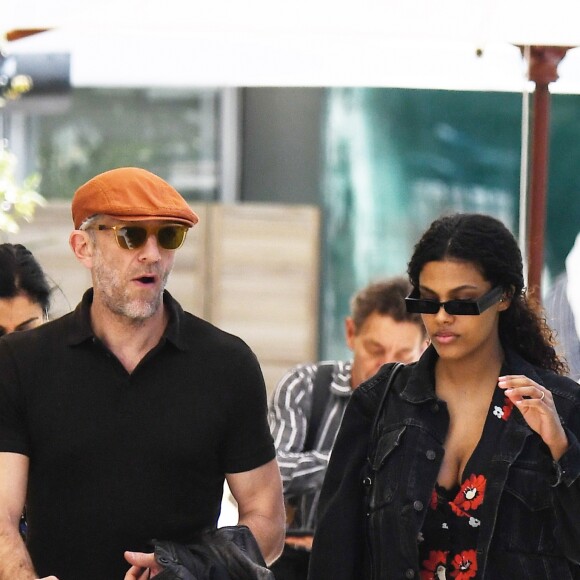 Vincent Cassel, sa femme Tina Kunakey et leur fille Amazonie à la sortie d'un restaurant lors du 72ème Festival International du Film de Cannes, France, le 16 mai 2019.