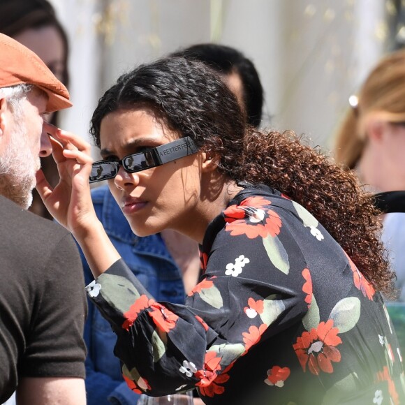 Vincent Cassel, sa femme Tina Kunakey et leur fille Amazonie à la sortie d'un restaurant lors du 72ème Festival International du Film de Cannes, France, le 16 mai 2019.