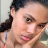 Tina Kunakey en pleine séance de bronzage le 9 juin 2019.