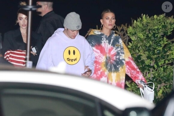 Exclusif - Justin Bieber et sa femme Hailey Baldwin Bieber à la sortie d'un dîner avec des amis à Malibu. Les deux tourtereaux ont échangé leurs hauts entre leur arrivée et leur sortie du restaurant. Los Angeles, le 6 juin 2019.