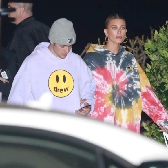 Exclusif - Justin Bieber et sa femme Hailey Baldwin Bieber à la sortie d'un dîner avec des amis à Malibu. Les deux tourtereaux ont échangé leurs hauts entre leur arrivée et leur sortie du restaurant. Los Angeles, le 6 juin 2019.