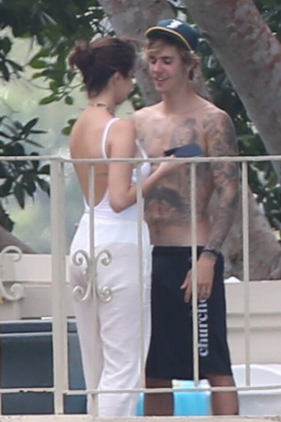 Exclusif -Justin Bieber et Selena Gomez passent de jolies moments en famille à Montego Bay en Jamaïque. Le couple a profité d'une belle journée ensoleillée pour aller faire une balade en voilier et s'est ensuite relaxé au bord d'une piscine. Le 20 février 2018