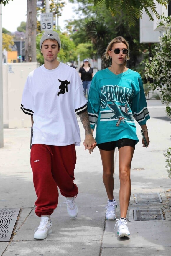 Justin Bieber et sa femme Hailey Baldwin Bieber se baladent main dans la main dans les rues de Los Angeles. Justin porte des baskets de la marque Off-White. Le 18 mai 2019