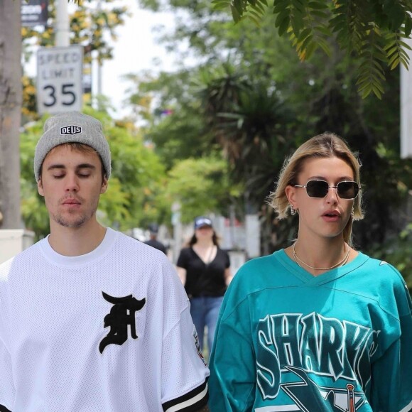 Justin Bieber et sa femme Hailey Baldwin Bieber se baladent main dans la main dans les rues de Los Angeles. Justin porte des baskets de la marque Off-White. Le 18 mai 2019