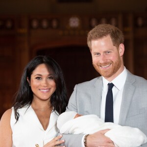 Le prince Harry et Meghan Markle, duc et duchesse de Sussex, présentent leur fils Archie Harrison Mountbatten-Windsor dans le hall St George au château de Windsor le 8 mai 2019. 8 May 2019.
