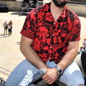 Exclusif - Kendji Girac et Slimane lors de l'enregistrement de l'émission "La Chanson de l'Année 2019" aux Arènes de Nîmes, le 16 mai 2019. L'émission sera diffusée sur TF1 le samedi 15 juin. TF1 propose aux téléspectateurs une soirée exceptionnelle avec "La Chanson de l'Année" présentée par N.Aliagas et produite par DMLS TV. Les téléspectateurs pourront élire en direct "La Chanson de l'Année" parmi les 20 titres en compétition. Les votes débuteront dès 21 h et le prix sera annoncé en fin d'émission. Un prix d'honneur sera également remis au cours de la soirée à un artiste emblématique de la chanson française. " La Chanson de l'Année" sera diffusée depuis un lieu mythique, les Arènes de Nîmes. Un grand show musical en présence de tous les artistes qui ont marqué l'année. Ces stars de la chanson française et internationales interpréteront leurs titres et formeront des duos totalement inédits. © Guillaume Gaffiot/Bestimage