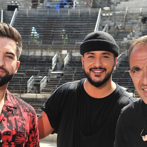 Exclusif - Kendji Girac, Slimane et Nikos Aliagas lors de l'enregistrement de l'émission "La Chanson de l'Année 2019" aux Arènes de Nîmes, le 16 mai 2019. L'émission sera diffusée sur TF1 le samedi 15 juin. TF1 propose aux téléspectateurs une soirée exceptionnelle avec "La Chanson de l'Année" présentée par N.Aliagas et produite par DMLS TV. Les téléspectateurs pourront élire en direct "La Chanson de l'Année" parmi les 20 titres en compétition. Les votes débuteront dès 21 h et le prix sera annoncé en fin d'émission. Un prix d'honneur sera également remis au cours de la soirée à un artiste emblématique de la chanson française. " La Chanson de l'Année" sera diffusée depuis un lieu mythique, les Arènes de Nîmes. Un grand show musical en présence de tous les artistes qui ont marqué l'année. Ces stars de la chanson française et internationales interpréteront leurs titres et formeront des duos totalement inédits. © Guillaume Gaffiot/Bestimage