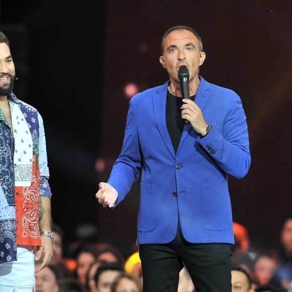 Exclusif - Kendji Girac et Nikos Aliagas lors de l'enregistrement de l'émission "La Chanson de l'Année 2019" aux Arènes de Nîmes, le 16 mai 2019. L'émission sera diffusée sur TF1 le samedi 15 juin. TF1 propose aux téléspectateurs une soirée exceptionnelle avec "La Chanson de l'Année" présentée par N.Aliagas et produite par DMLS TV. Les téléspectateurs pourront élire en direct "La Chanson de l'Année" parmi les 20 titres en compétition. Les votes débuteront dès 21 h et le prix sera annoncé en fin d'émission. Un prix d'honneur sera également remis au cours de la soirée à un artiste emblématique de la chanson française. " La Chanson de l'Année" sera diffusée depuis un lieu mythique, les Arènes de Nîmes. Un grand show musical en présence de tous les artistes qui ont marqué l'année. Ces stars de la chanson française et internationales interpréteront leurs titres et formeront des duos totalement inédits. © Guillaume Gaffiot/Bestimage