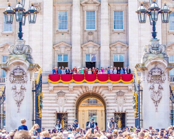 Frederick Windsor, Sophie Winkleman, Michael de Kent, Marie-Christine von Reibnitz, le prince William, duc de Cambridge, et Catherine (Kate) Middleton, duchesse de Cambridge, le prince George de Cambridge, la princesse Charlotte de Cambridge, le prince Louis de Cambridge, Camilla Parker Bowles, duchesse de Cornouailles, le prince Charles, prince de Galles, la reine Elisabeth II d'Angleterre, le prince Andrew, duc d'York, le prince Harry, duc de Sussex, et Meghan Markle, duchesse de Sussex, la princesse Beatrice d'York, la princesse Eugenie d'York, la princesse Anne, Savannah Phillips, Isla Phillips, Autumn Phillips, Peter Philips, James Mountbatten-Windsor, vicomte Severn- La famille royale au balcon du palais de Buckingham lors de la parade Trooping the Colour 2019, célébrant le 93ème anniversaire de la reine Elisabeth II, londres, le 8 juin 2019.