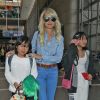Laeticia Hallyday et ses filles Jade et Joy arrivent à l'aéroport de LAX à Los Angeles pour prendre un vol pour la France le 13 juin 2019.