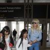 Laeticia Hallyday et ses filles Jade et Joy arrivent à l'aéroport de LAX à Los Angeles pour prendre un vol pour la France le 13 juin 2019.