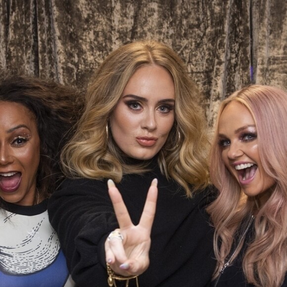 Adele rencontre les Spice Girls, Emma Bunton, Mel B (Melanie Brown), Melanie C (Melanie Chisholm), Geri Horner (Geri Halliwell),en backstage de leur dernier concert dans le cadre de leur tournée Spice World UK au stade de Wembley à Londres, Royaume Uni, le 15 juin 2019.