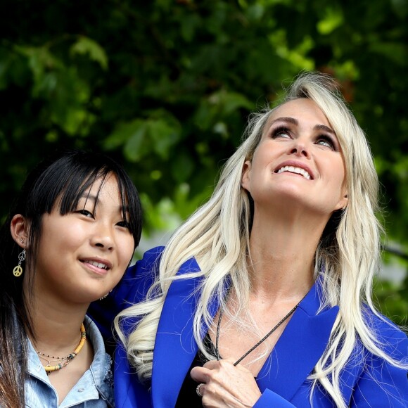 Laeticia Hallyday et ses filles Jade et Joy inaugurent une esplanade portant le nom de Johnny Hallyday située en face du Zénith de Toulouse, le 15 juin 2019, date hautement symbolique puisque le rockeur aurait eu 76 ans. © Dominique Jacovides/Bestimage