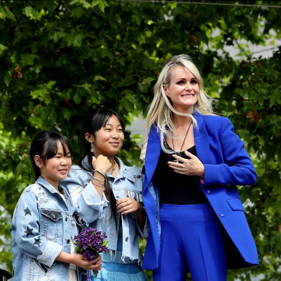 Laeticia Hallyday et ses filles Jade et Joy inaugurent une esplanade portant le nom de Johnny Hallyday située en face du Zénith de Toulouse, le 15 juin 2019, date hautement symbolique puisque le rockeur aurait eu 76 ans. © Dominique Jacovides/Bestimage