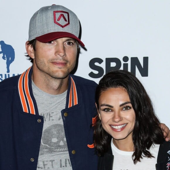 Ashton Kutcher et sa femme Mila Kunis - Les célébrités posent lors de la 6e édition du Ping Pong 4 Purpose organisé au Dodger Stadium, le 23 août 2018.