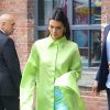 Kendall Jenner dans la rue à New York le 20 juin 2019. Elle porte une chemise oversized verte acidulée et des escarpins transparents.