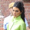 Kendall Jenner dans la rue à New York le 20 juin 2019. Elle porte une chemise oversized verte acidulée et des escarpins transparents.