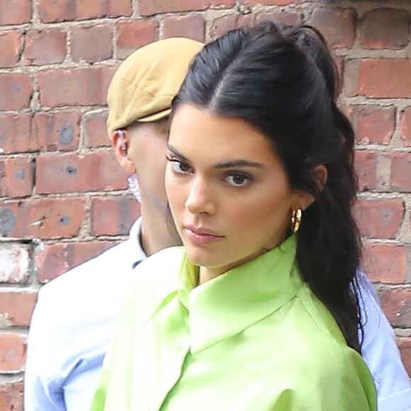 Kendall Jenner dans la rue à New York le 20 juin 2019. Elle porte une chemise oversized verte acidulée et des escarpins transparents.