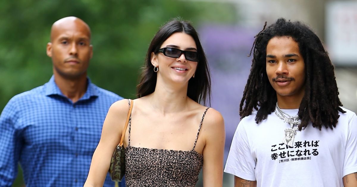 Kendall Jenner Et Luka Sabbat Se Promènent à Soho Après Un Déjeuner Au Restaurant Bar Pitti New 